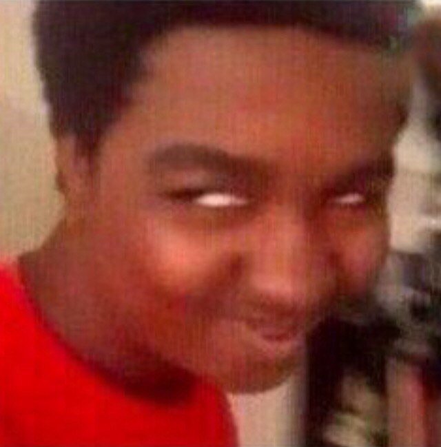 Мальчик негр улыбается