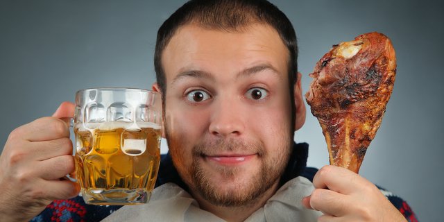 Мужчина с пивом и мясом