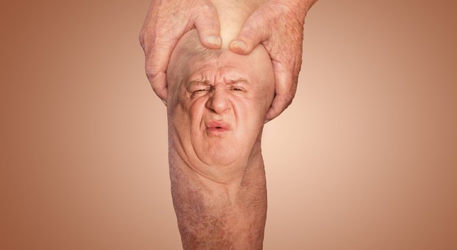 Человек режиться за колено