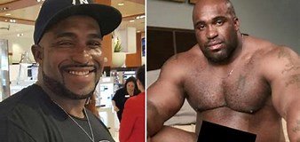 Негр сидит с большим