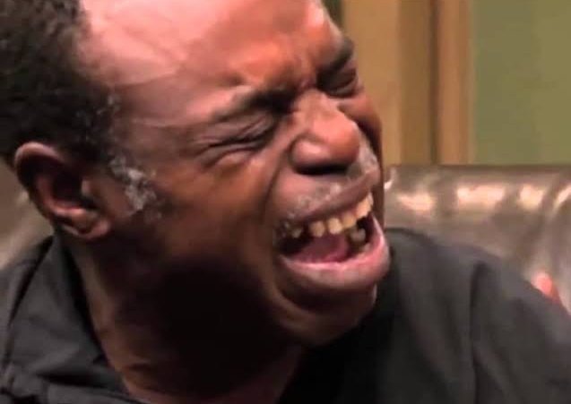 Чернокожий мужик плачет