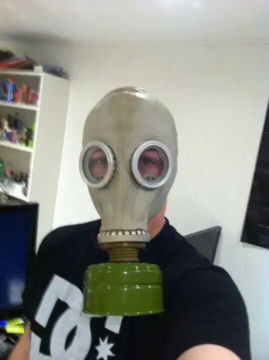 Мужик в противогазе