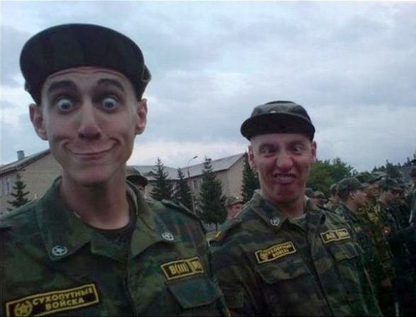 Девушка смеется в армии