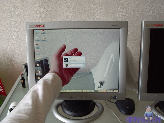 Фотографирует монитор