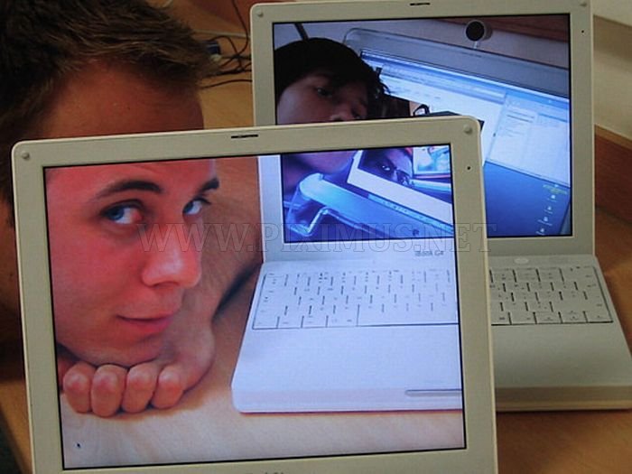 ПАПИЧ фоткает монитор