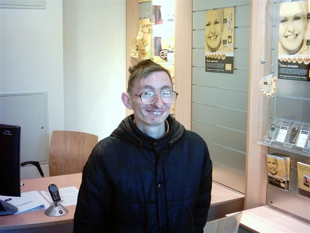 Усатый мужик в очках