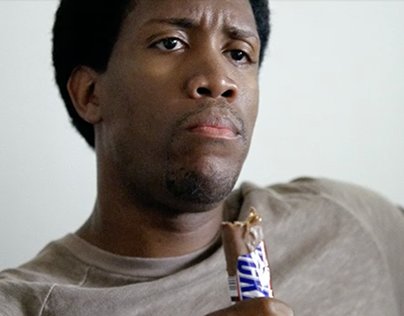 Человек ест Сникерс