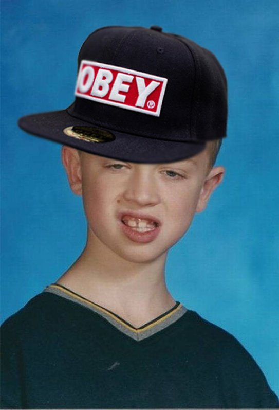 Ребенок в бейсболке