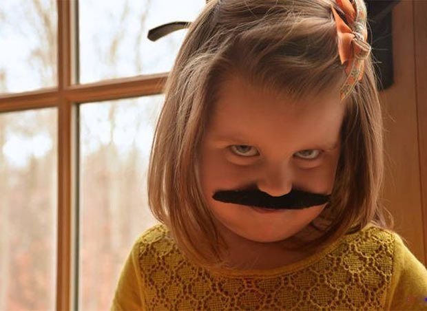 Девочка с усами