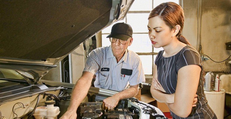 Девушка в автосервисе