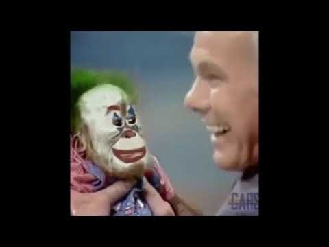 Смеется над обезьяной клоуном