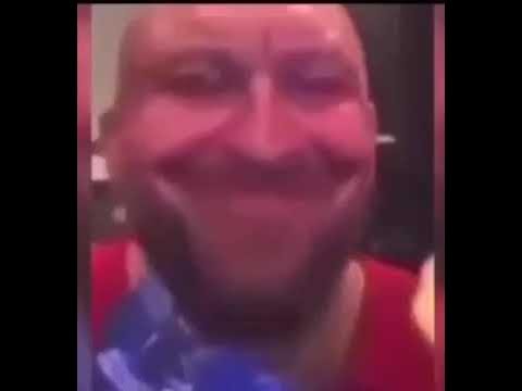 Лысый мужик с чипсами