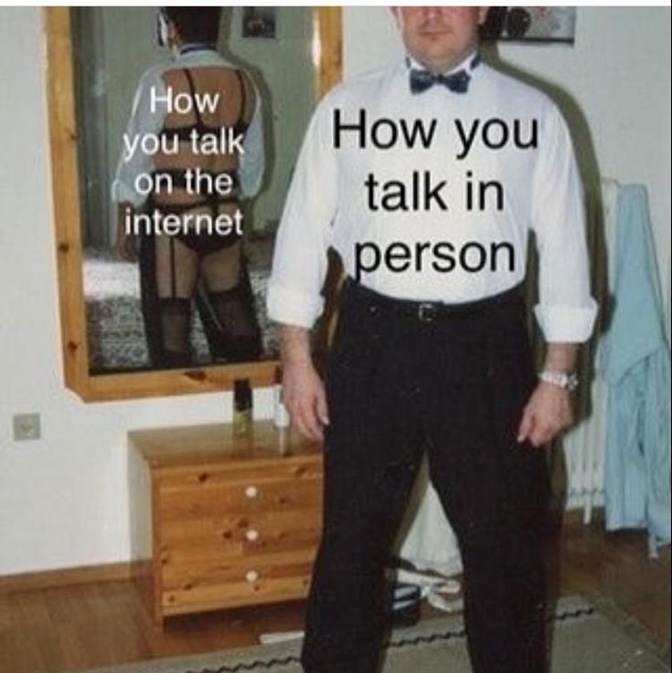 Мужик стоит перед зеркалом