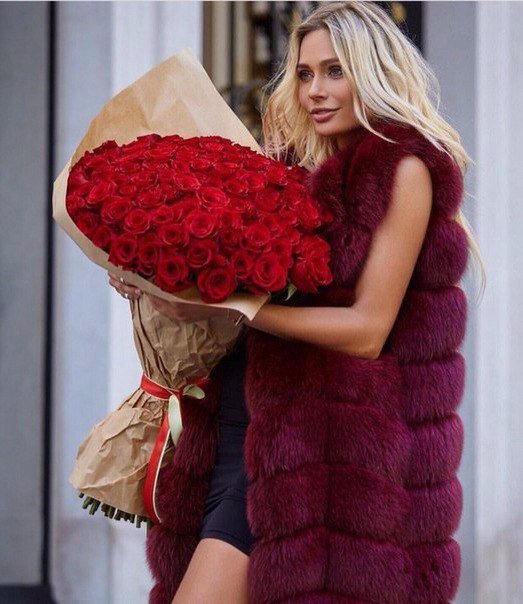 Девушка с большим букетом роз