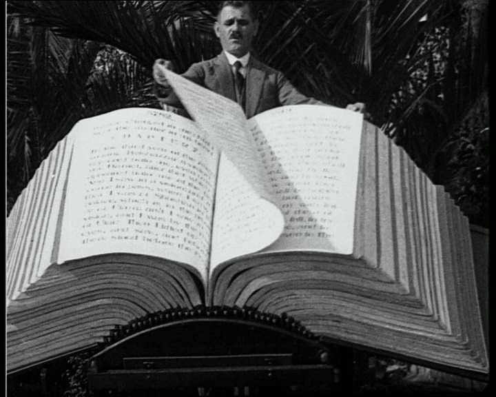 Чел с огромной книгой