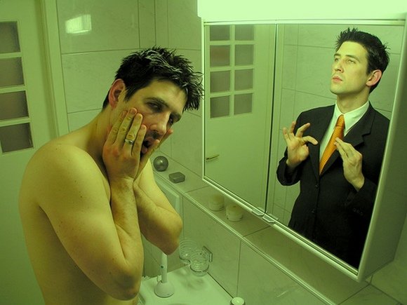 Отражение человека в зеркале