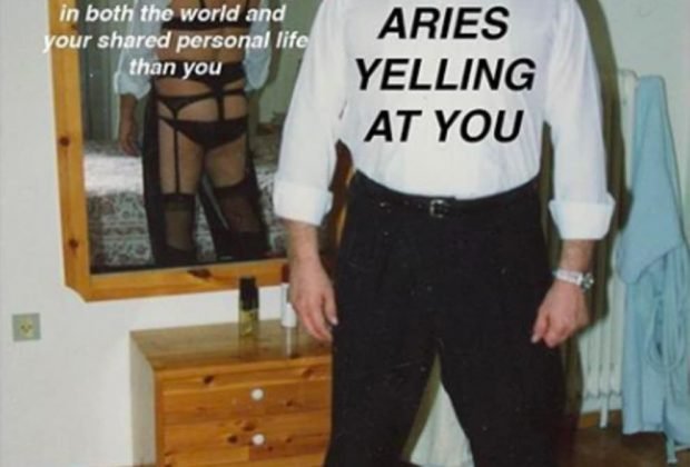 Мужчина в костюме в зеркале меп