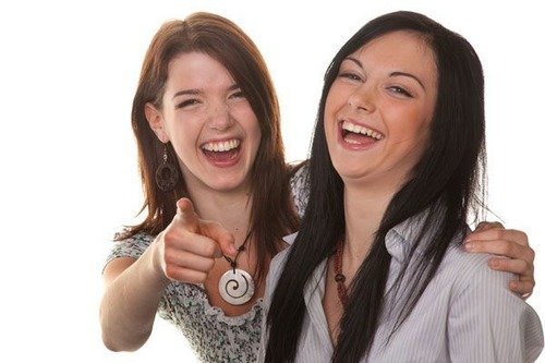 Два человека смеются