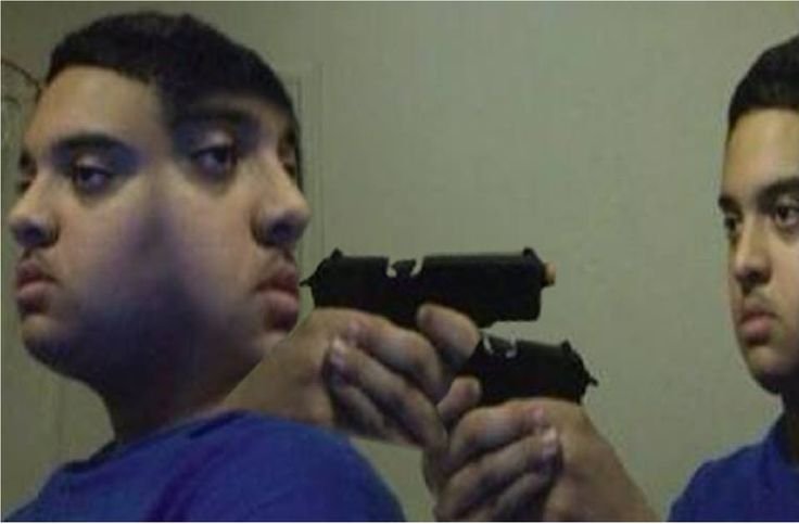 Чел целится в самого себя