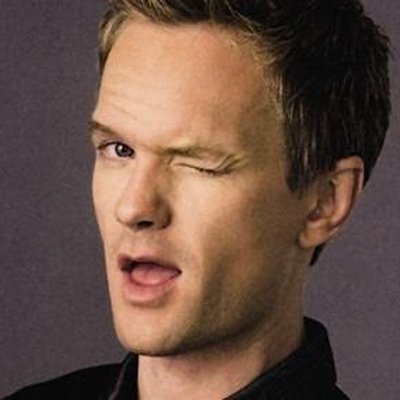 Мужчина подмигивает