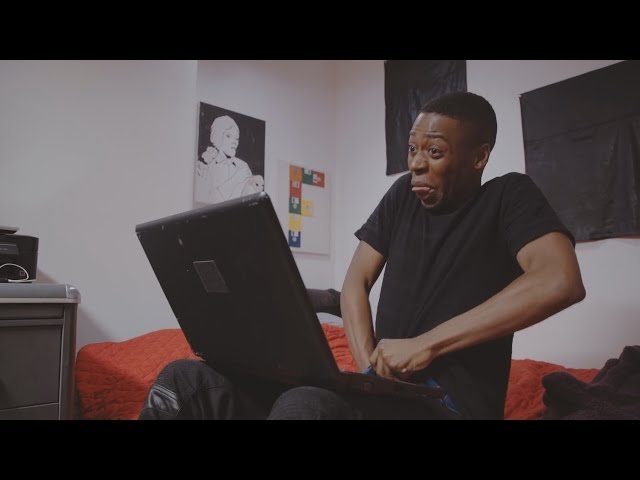 Негр с рукой в штанах