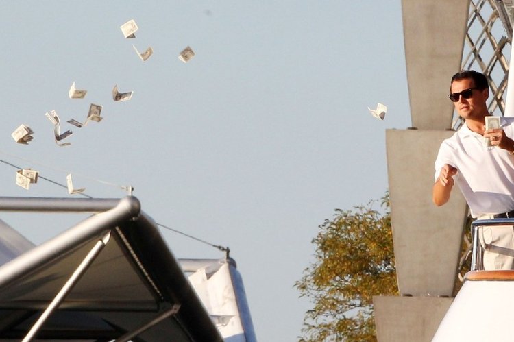 Леонардо ди Каприо раскидывает деньги