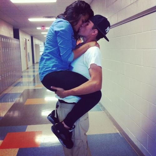 Девочка запрыгнула на парня