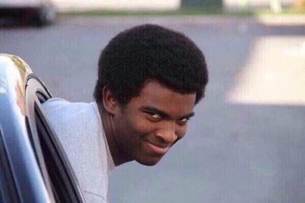 Темнокожий лезет в штаны