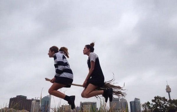 Мужчина и женщина на метле