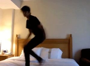 Прыгать на кровати гифка