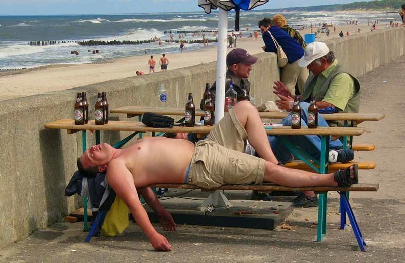 Отдыхающие на пляже смешные