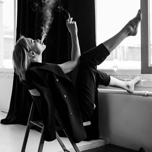 Девушка на стуле с сигаретой