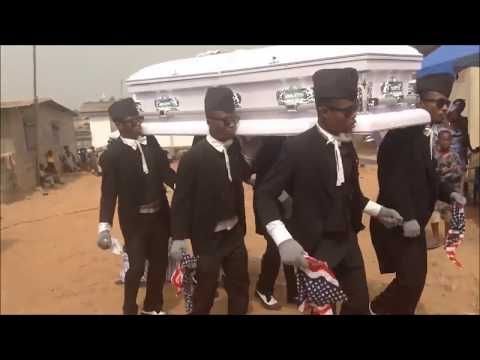 Афроамериканцы танцуют с гробом