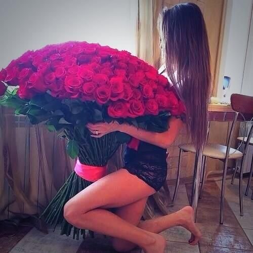 Девушка с огромным букетом