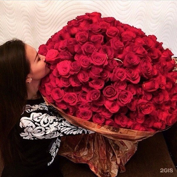 Девушка с букетом роз