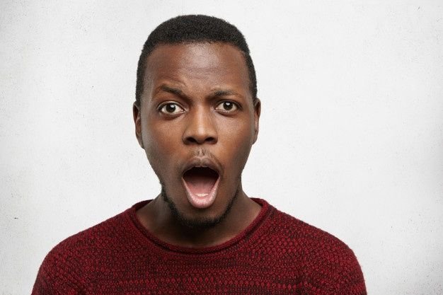 Удивлённое лицо негра