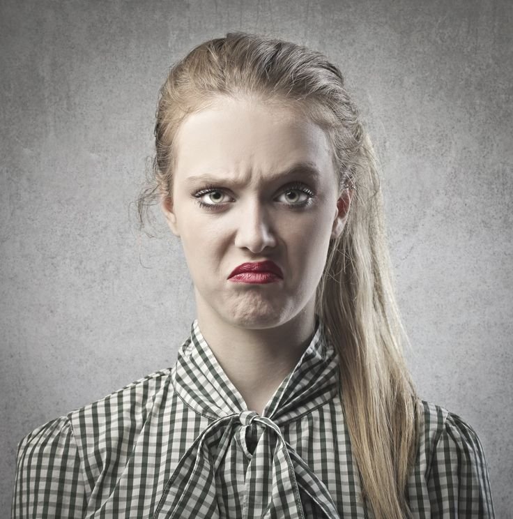 Недовольная девушка