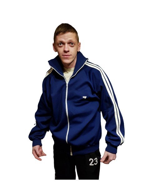 Чувак в спортивном костюме