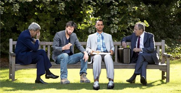 Киану Ривз Сибит на лавочке