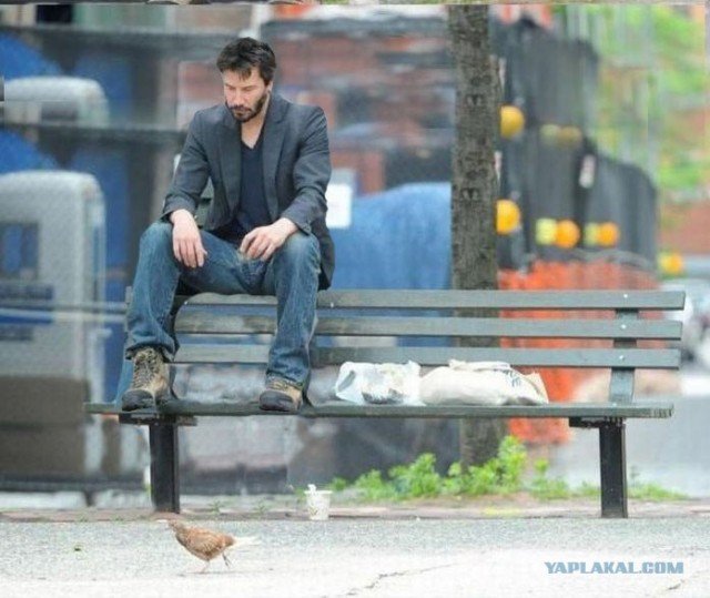 Киану Ривз грустный на скамейке