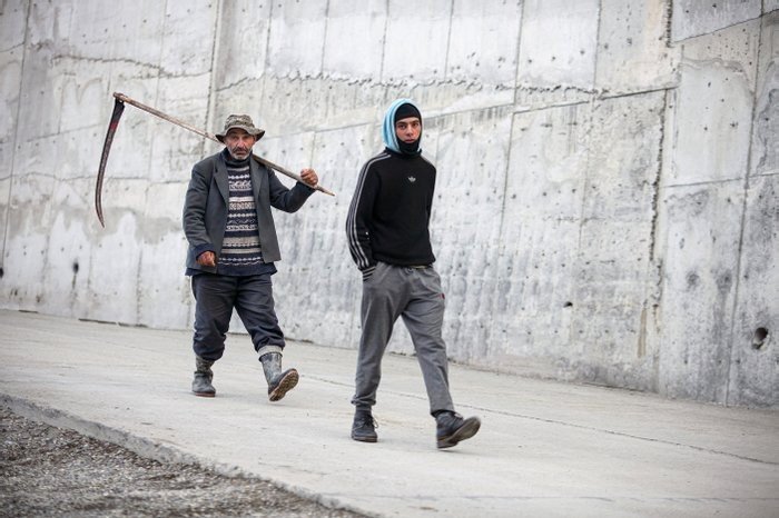 Мужик с косичками