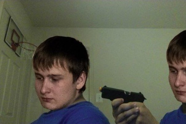 Мем чувак стреляет в самого себя