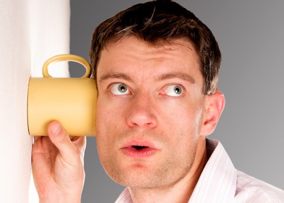 Человек подслушивает