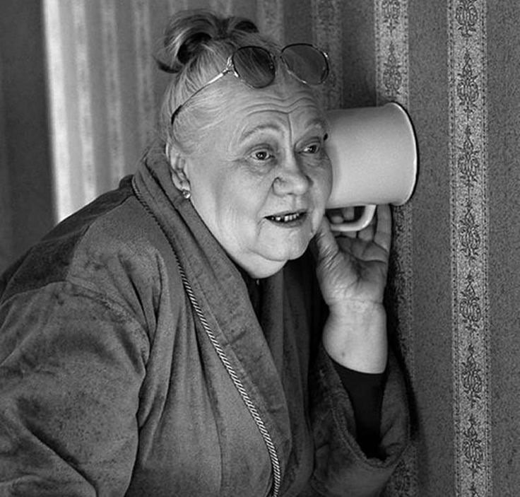 Подслушивает Мем