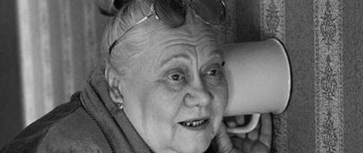 Человек подслушивает