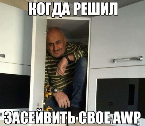 Мужик прячется в шкафу от спецназа