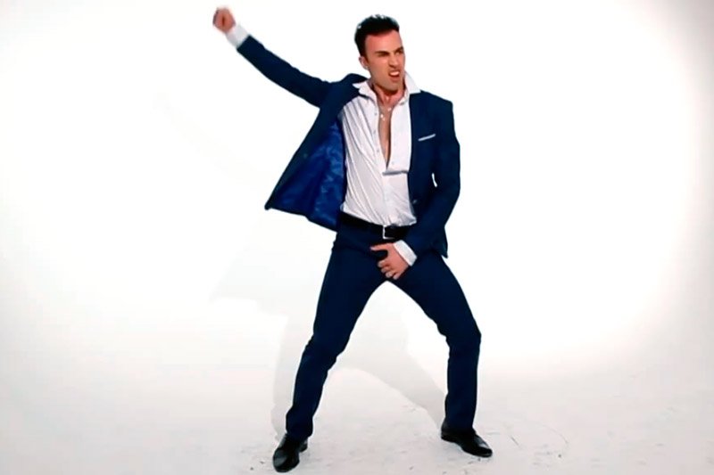 Парень танцует