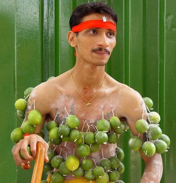 Мужчина с виноградом