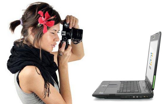 Фотографирует компьютер