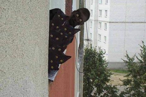 Негр выглядывает из за угла